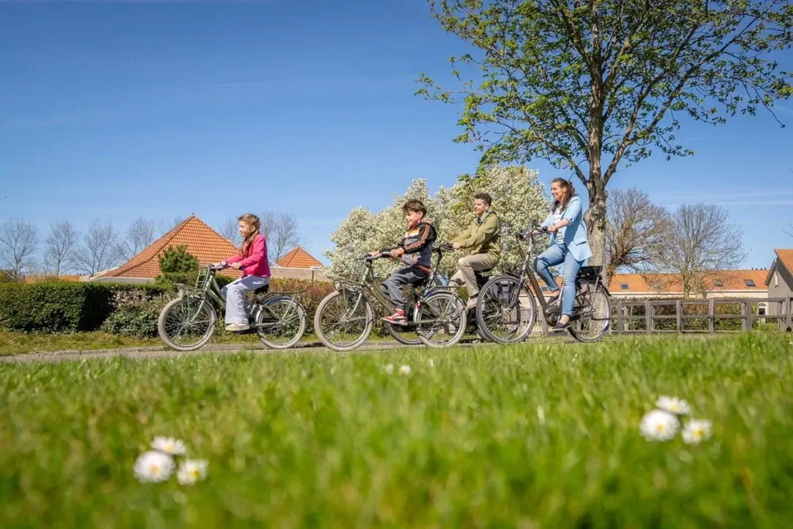 Restyled Bungalow With 2 Bathrooms, Near the Beach