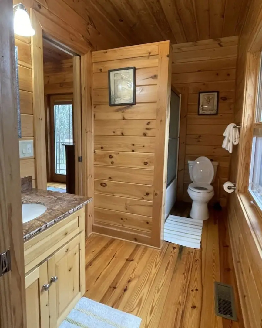 Deluxe log cabin! Pet and motorcycle friendly - enjoy nature with family and friends! 3 Bedroom Cabin by RedAwning