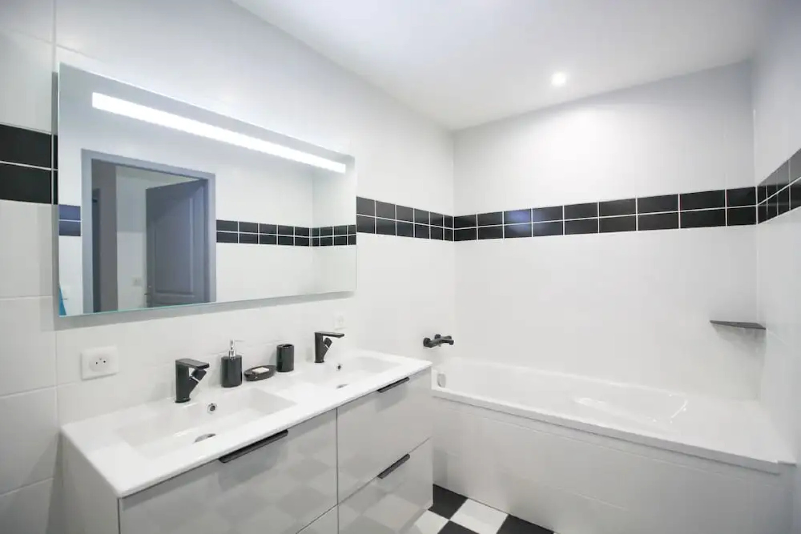 Maison bleue du bassin