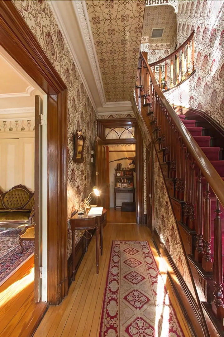 Iron Amethyst Inn   Boutique Hotel