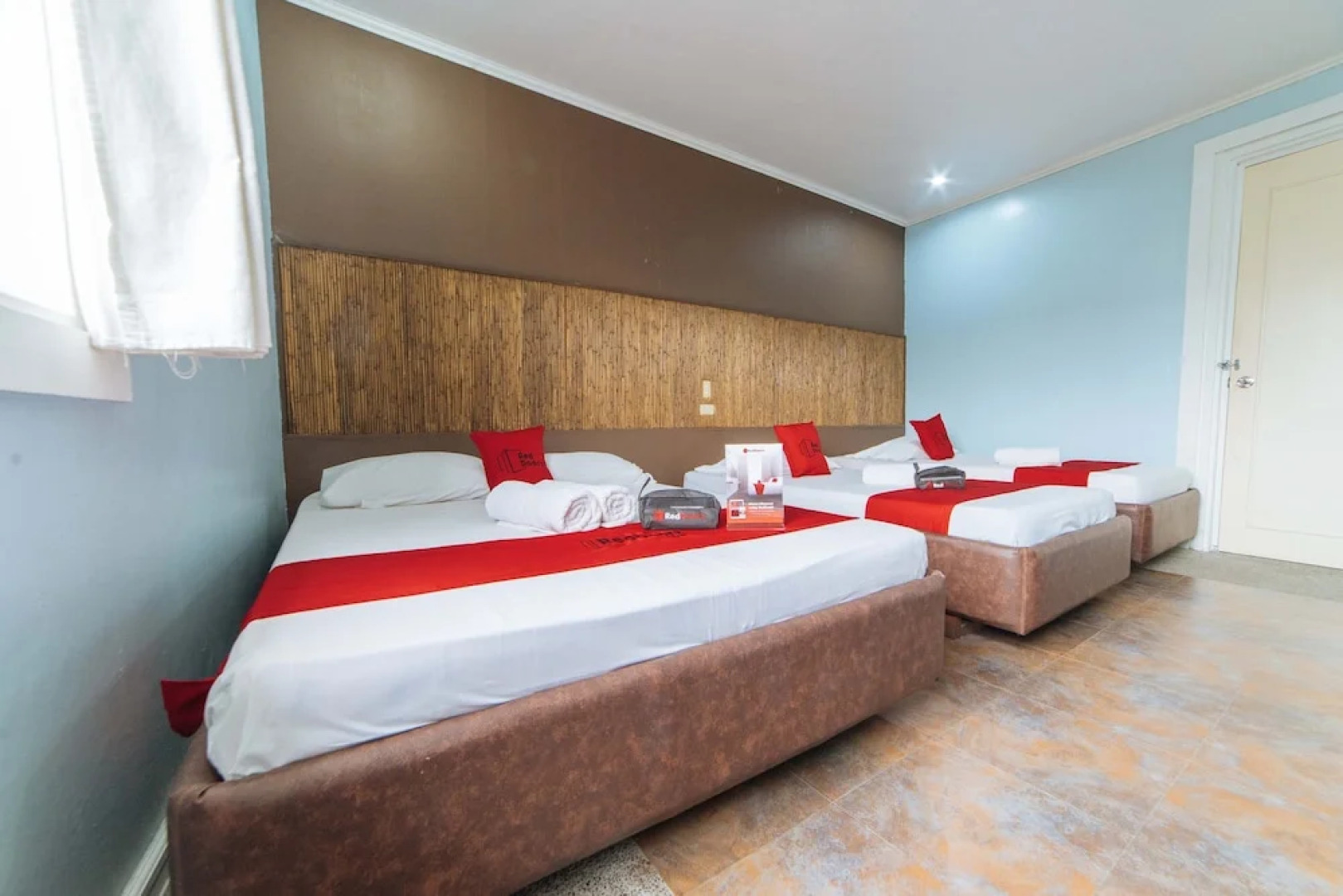 RedDoorz @ N Roldan Street