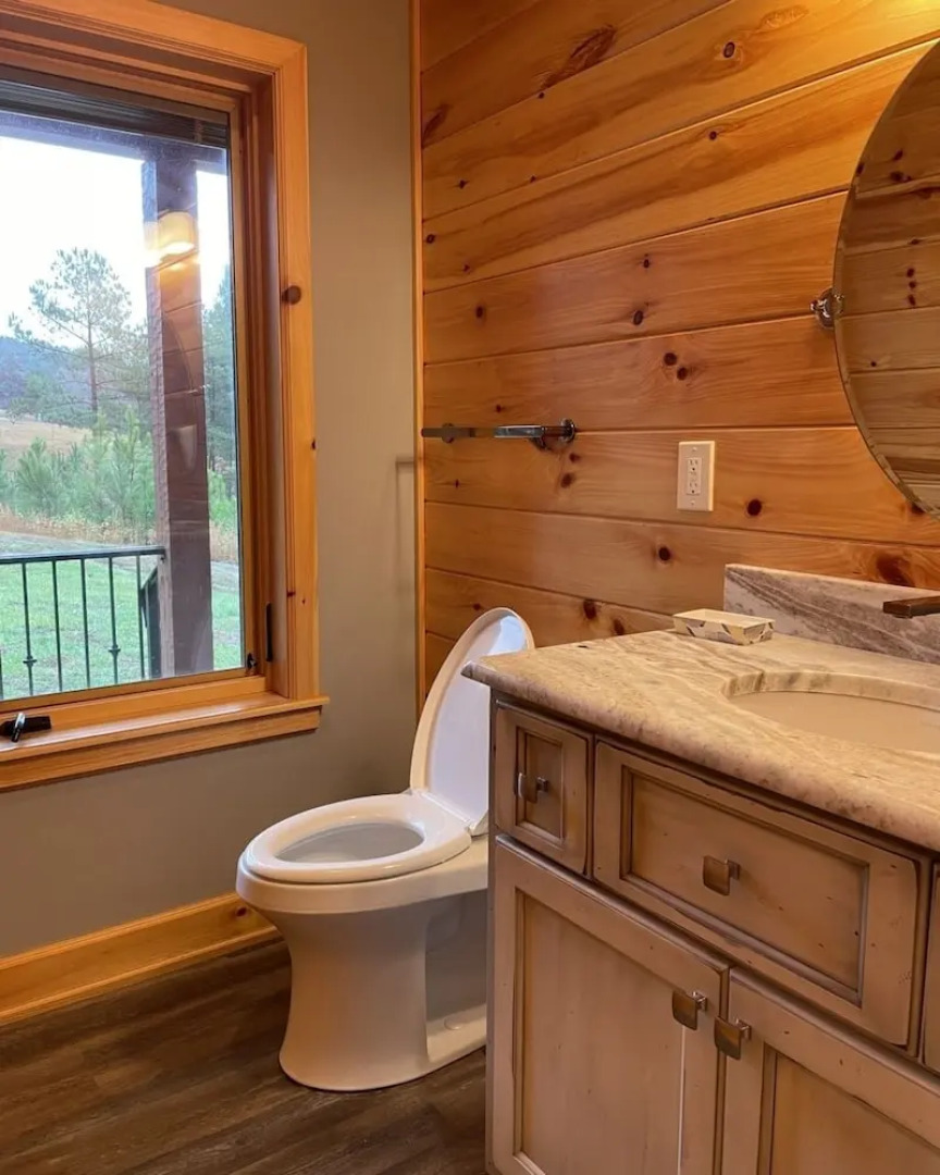 Nature lovers dream! Steps from fishing plus 140 acres of hiking! 4 Bedroom Home by RedAwning