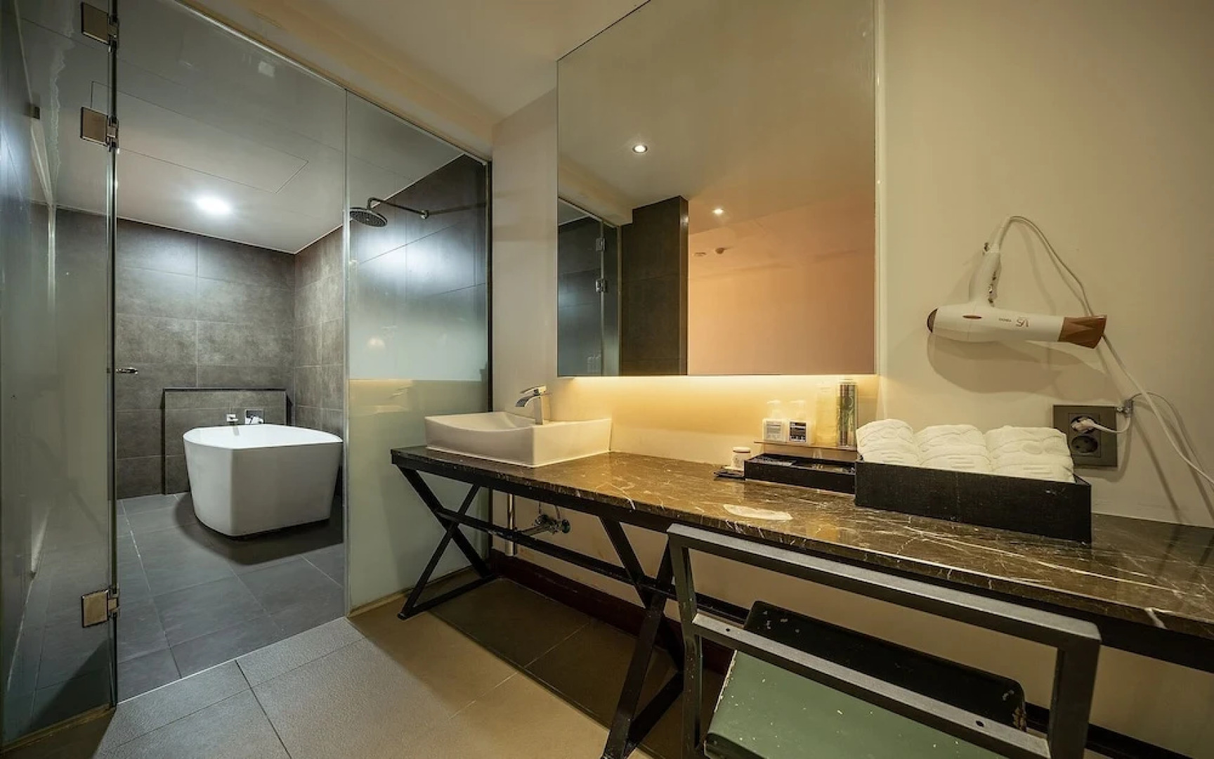 Guangming Cherbourg Hotel