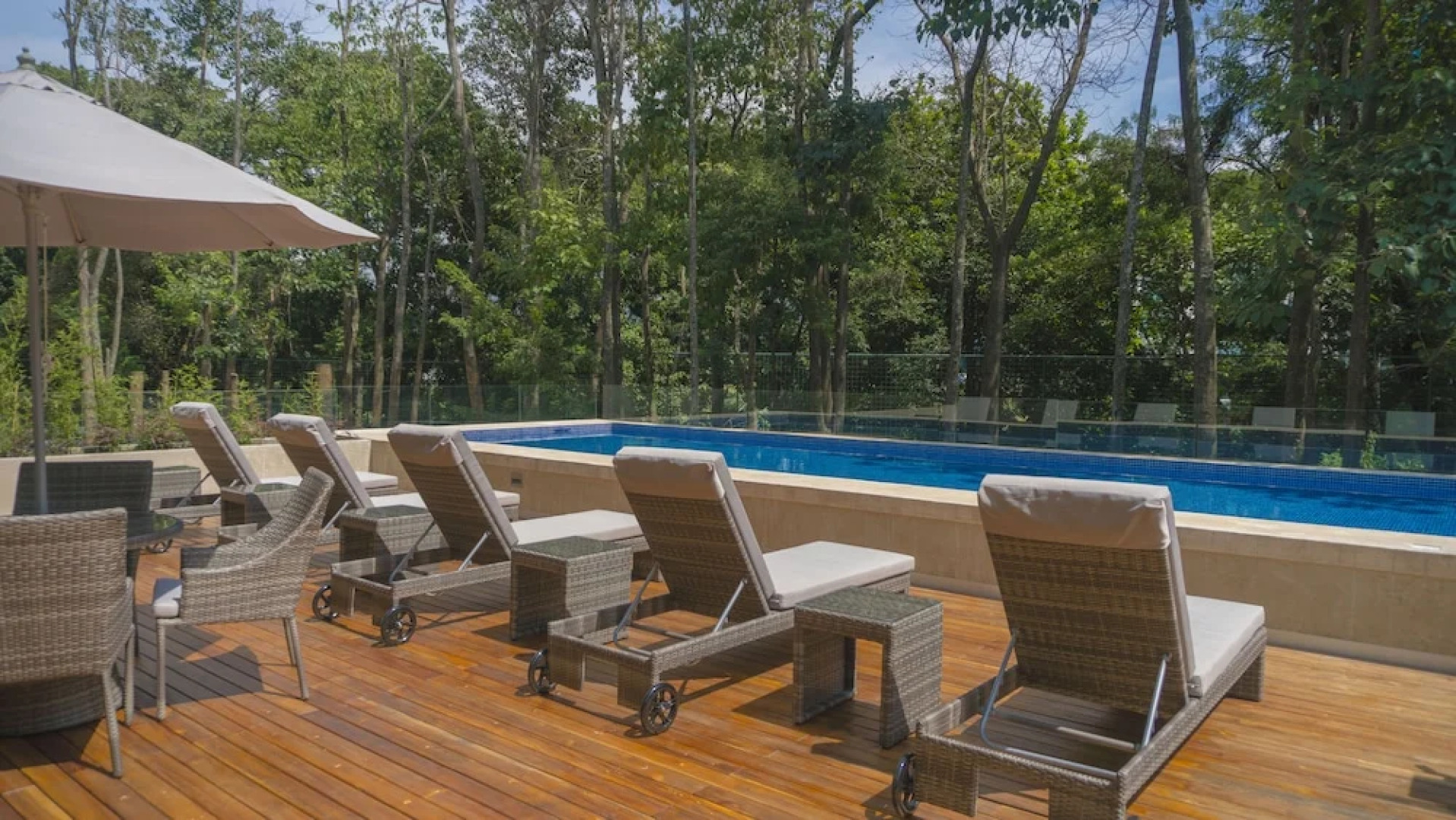 BEE Suites Santa Ana