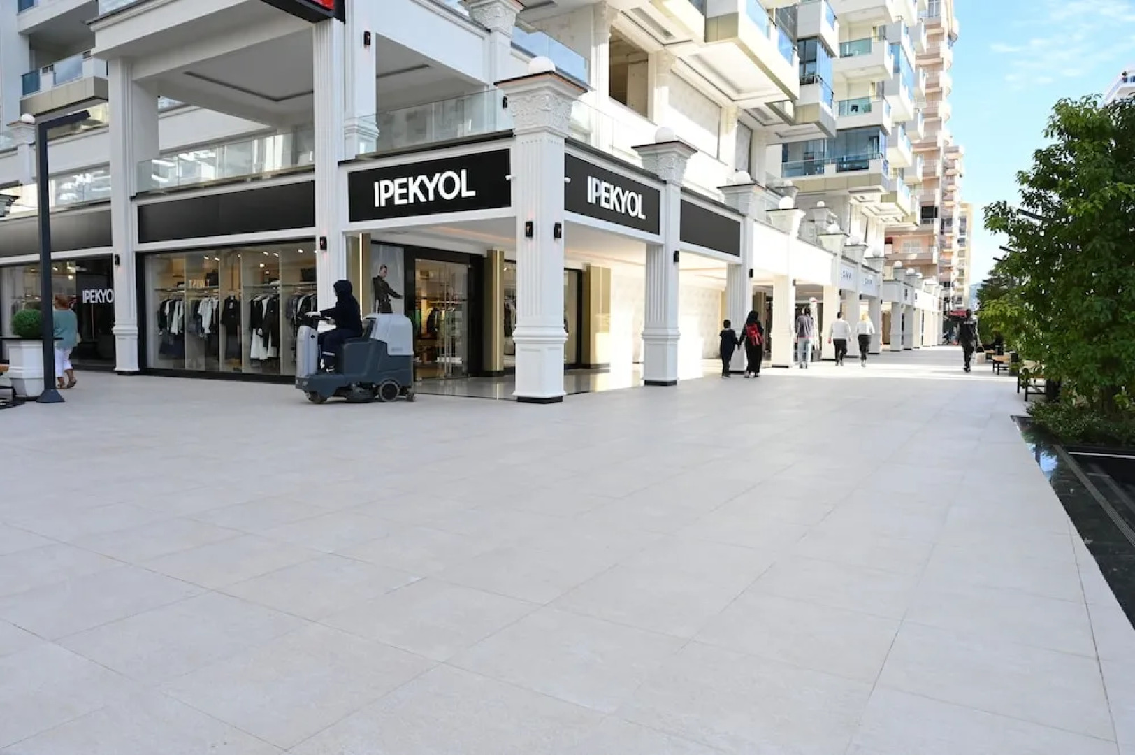 Yekta Kingdom Residence by NewInn