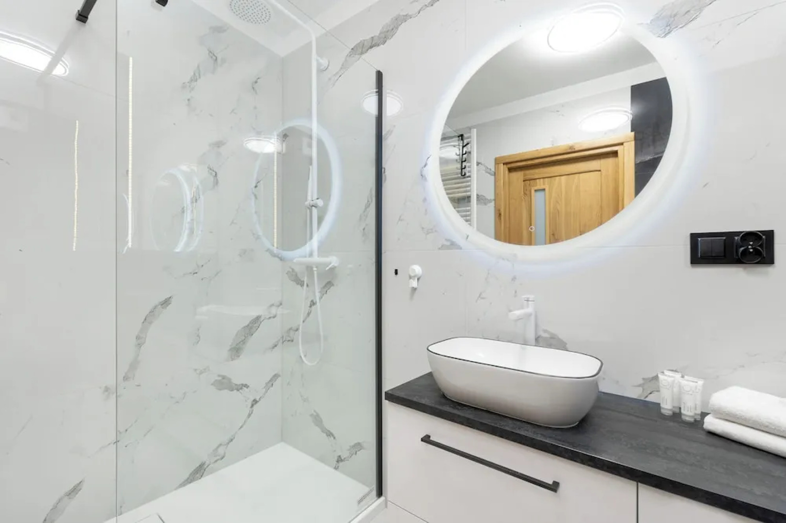 Apartment With Parking by Renters