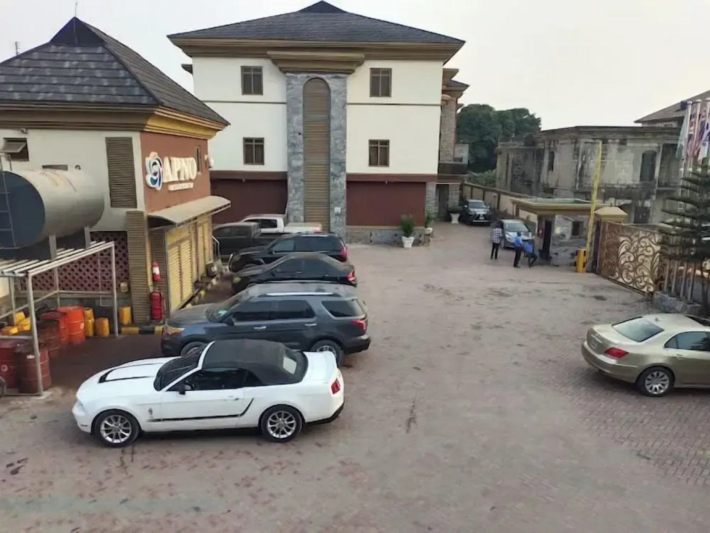 Apno Hotel and Suites