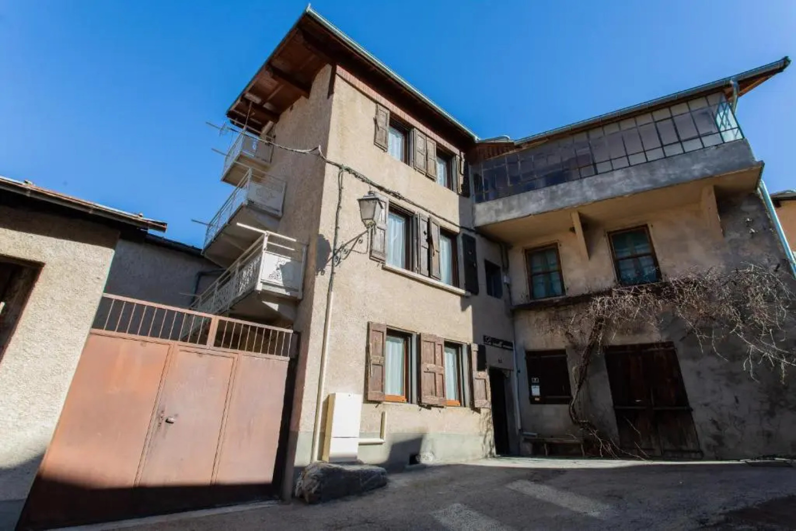 Rez-de-chaussée centre ville d'Embrun 3 étoiles