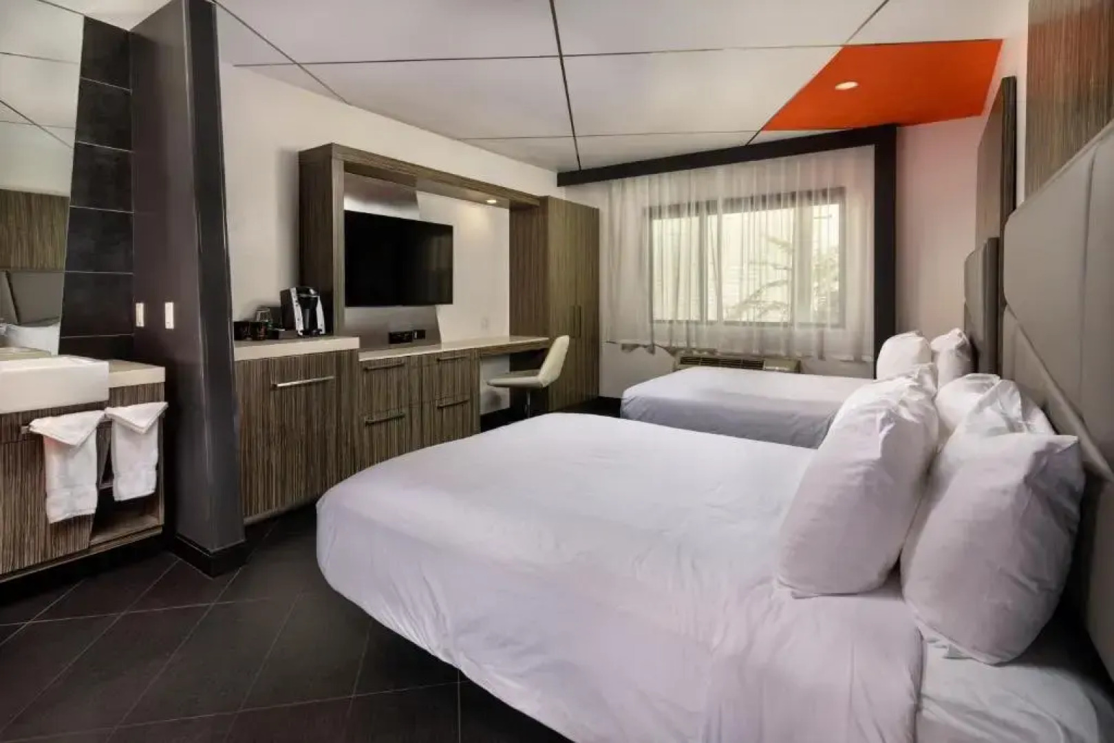 Econo Lodge and Suites