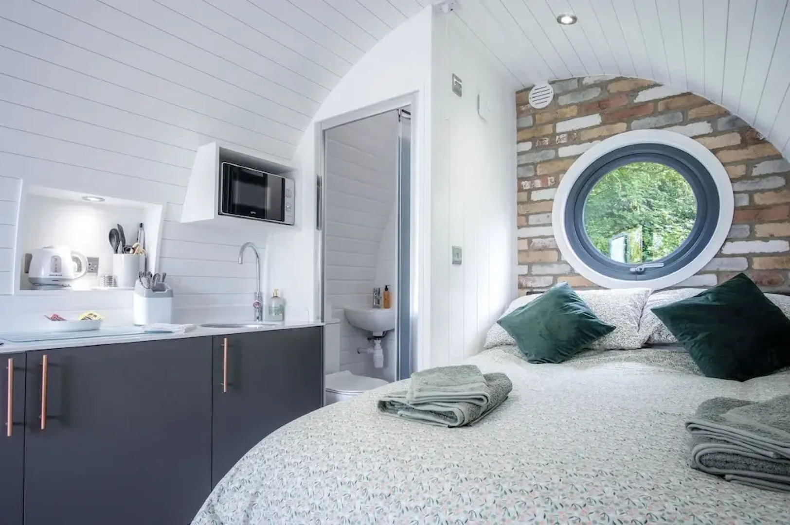 Woody - 1 Bedroom Pod - Cold Inn
