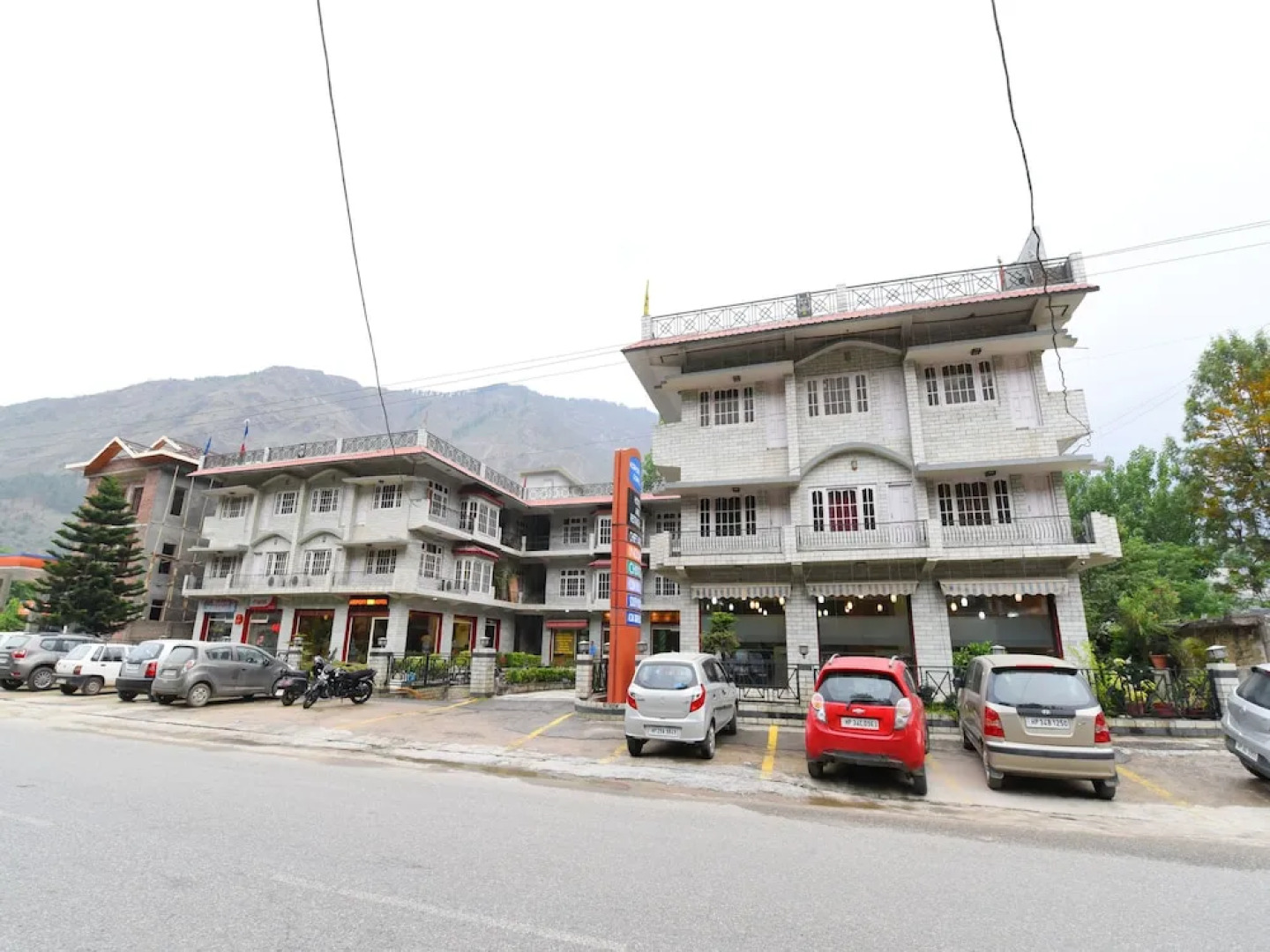 OYO 14223 Home Deluxe 2BHK Near Kullu Airport