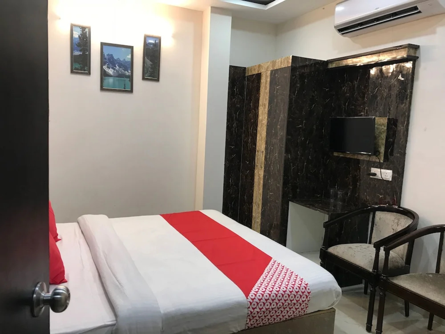 OYO 15771 4 Season Hotel