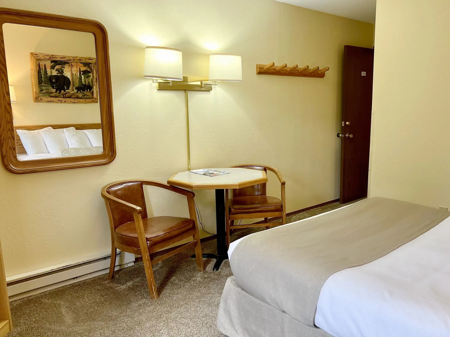 Beartooth Hideaway Inn and Cabins