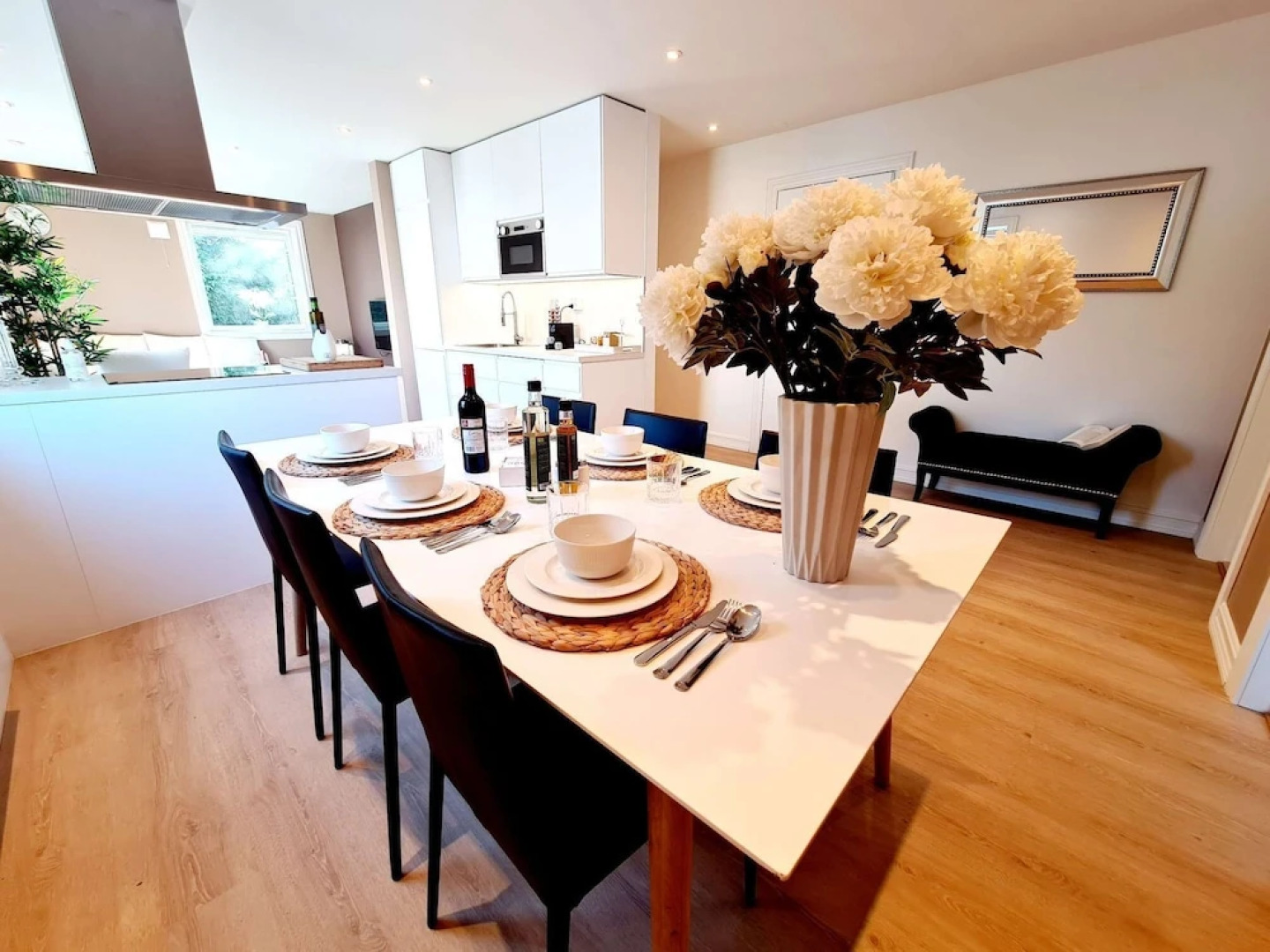 Bright And Modern - 2-bedroom, Central, Free Parking