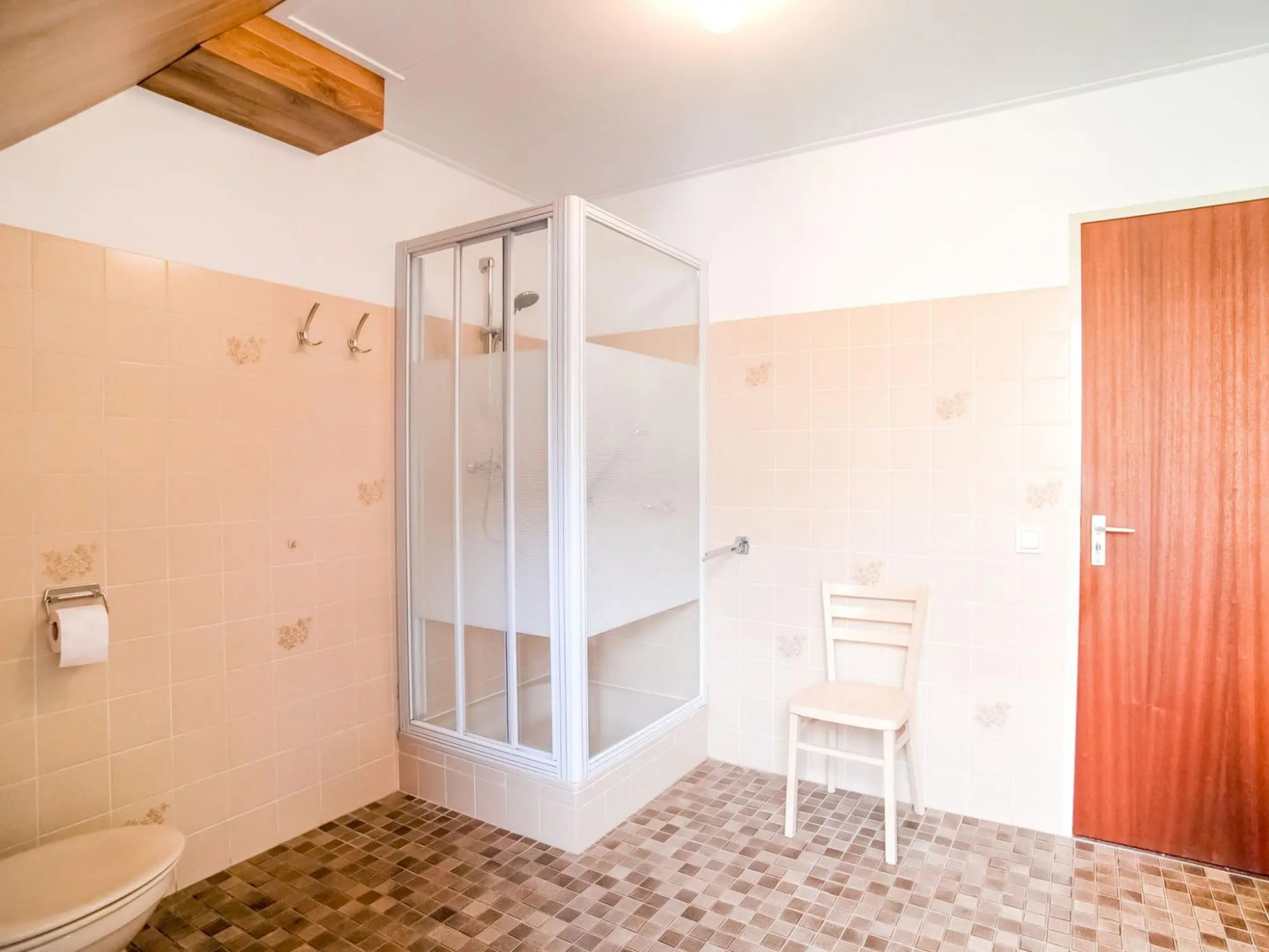 Spacious Holiday Home close to the Efteling in Nieuwkuijk with Terrace