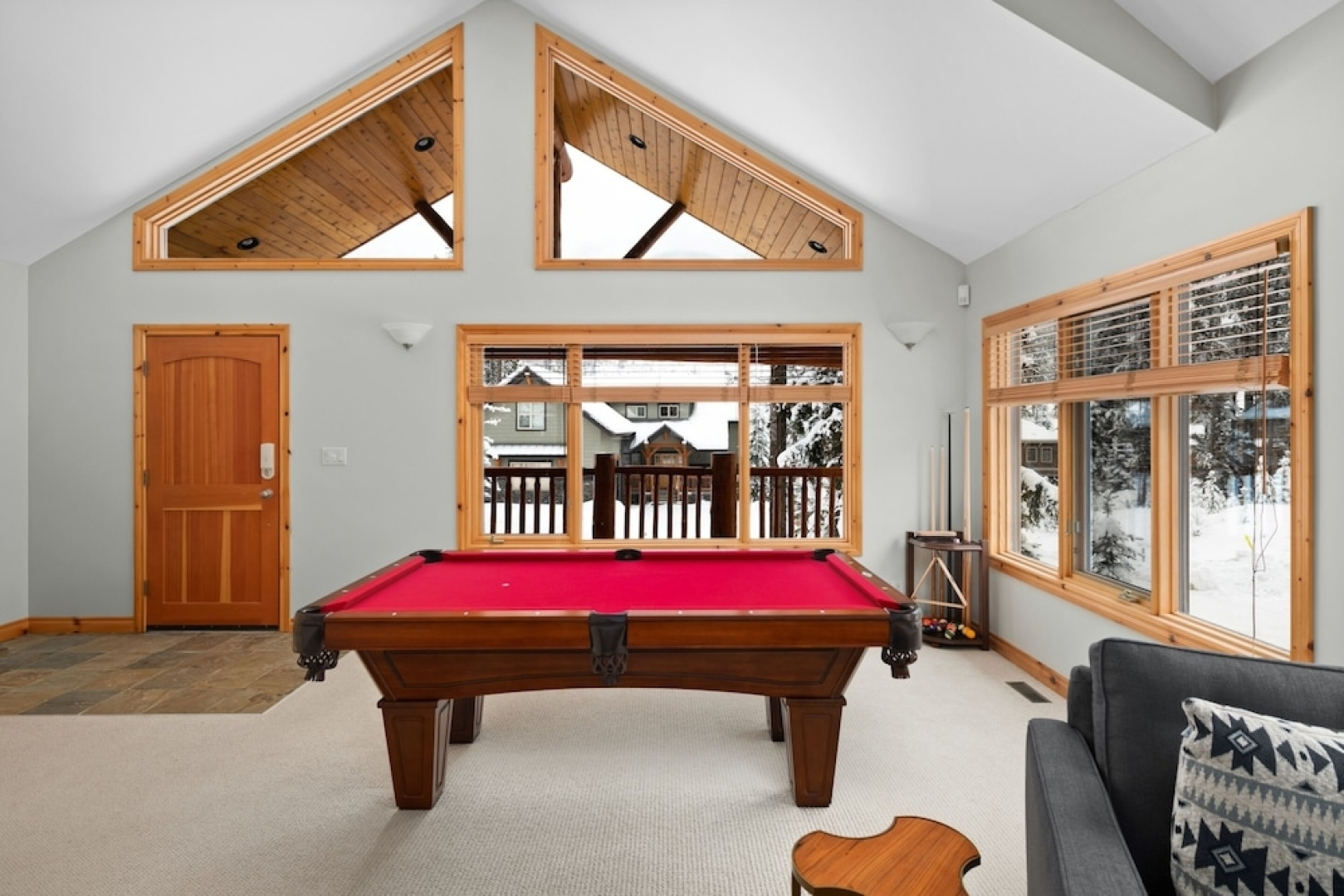 MODERN 4,500 sqft Ski Chalet: 5 Br + 6 Ba | Pool Table | Pool + PRIVATE Hot Tub