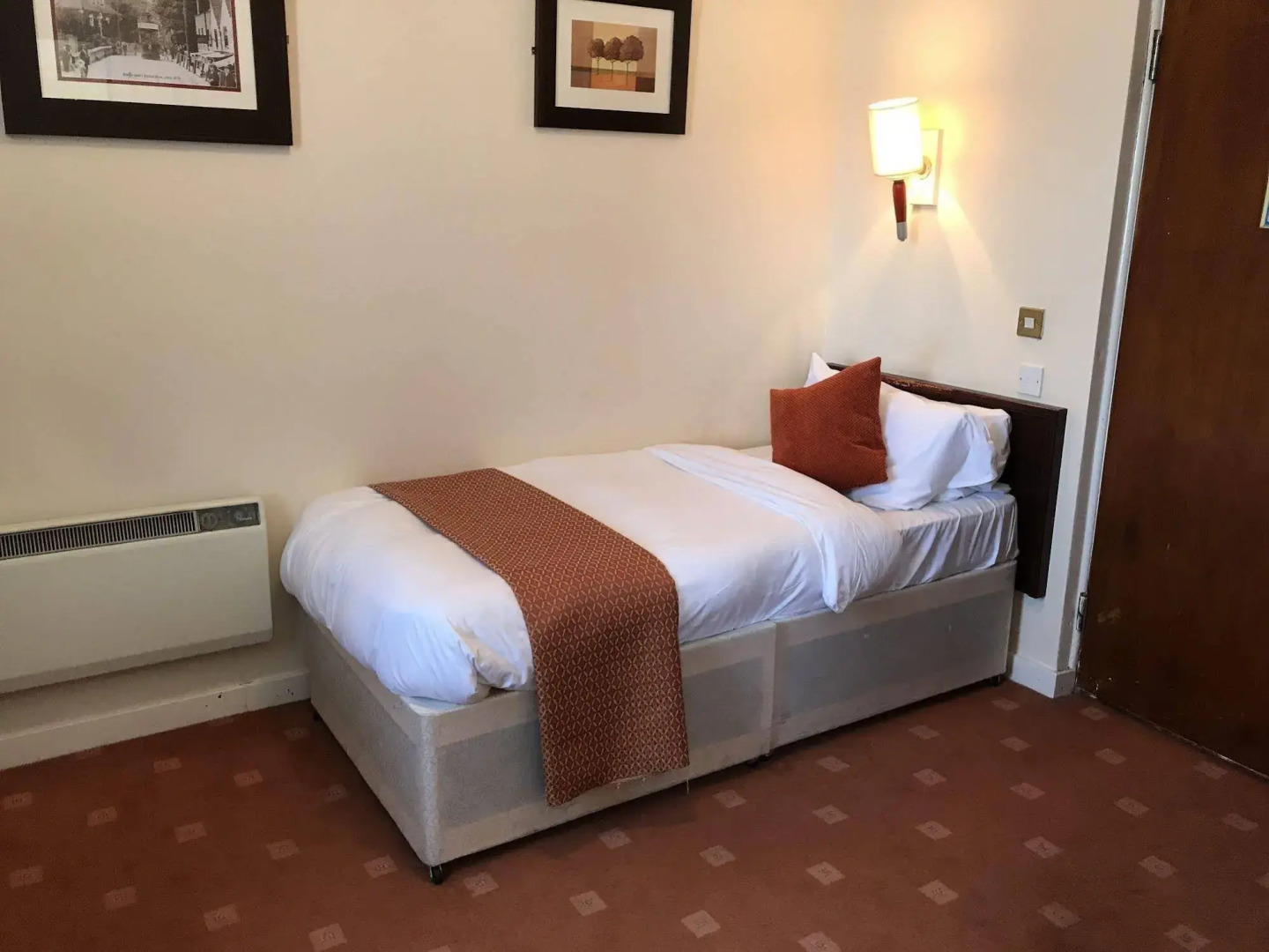 The Royal Victoria & Bull Hotel