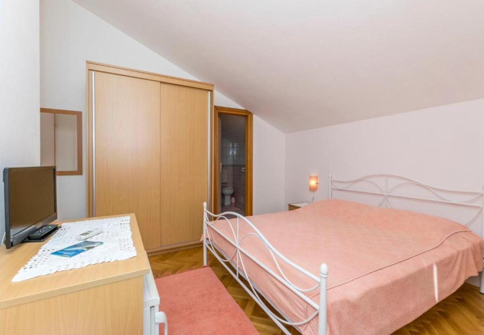 Room Mate 1 - 130 m from sea: R2 Roza Bol, Island Brac