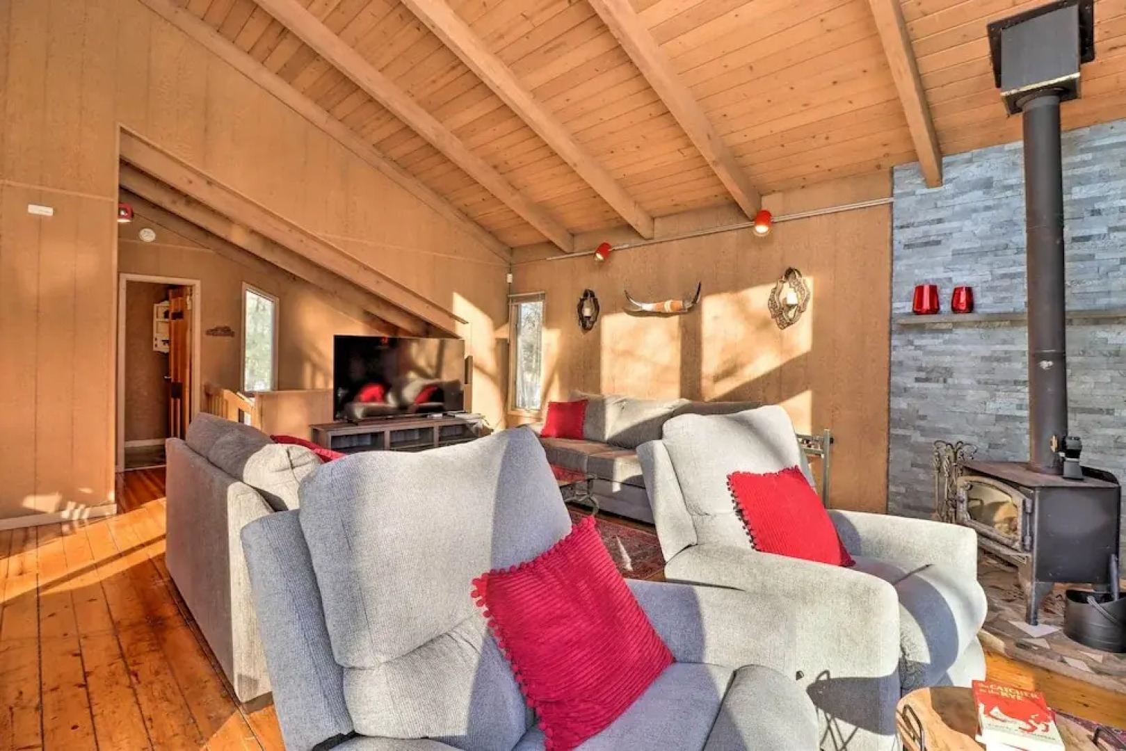 Fire Pit & Grill: Lakefront Poconos Cottage!