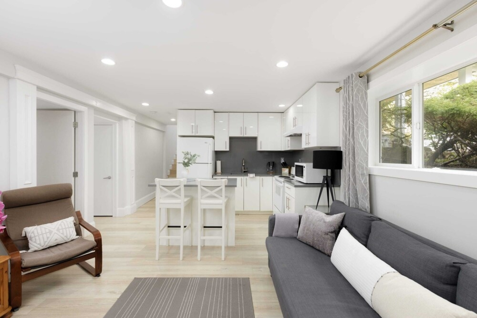 Stylish 1BR Suite in North Vancouver 10 mins ski