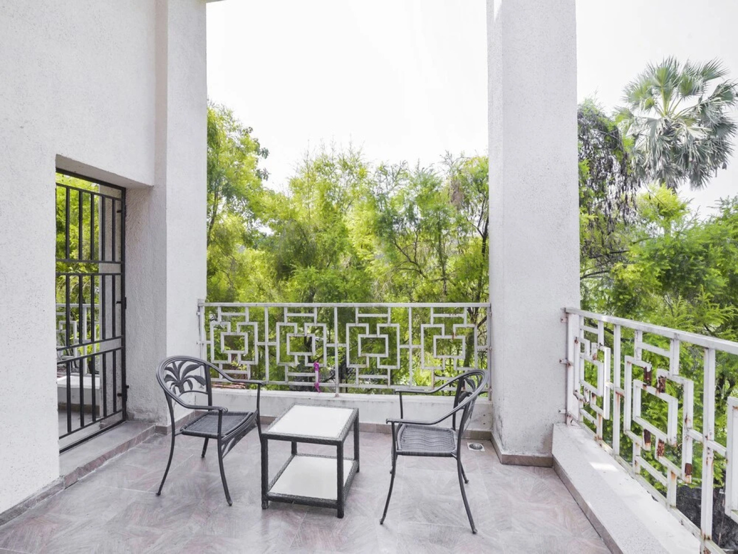 Collection O 23137 Blue Roof Club