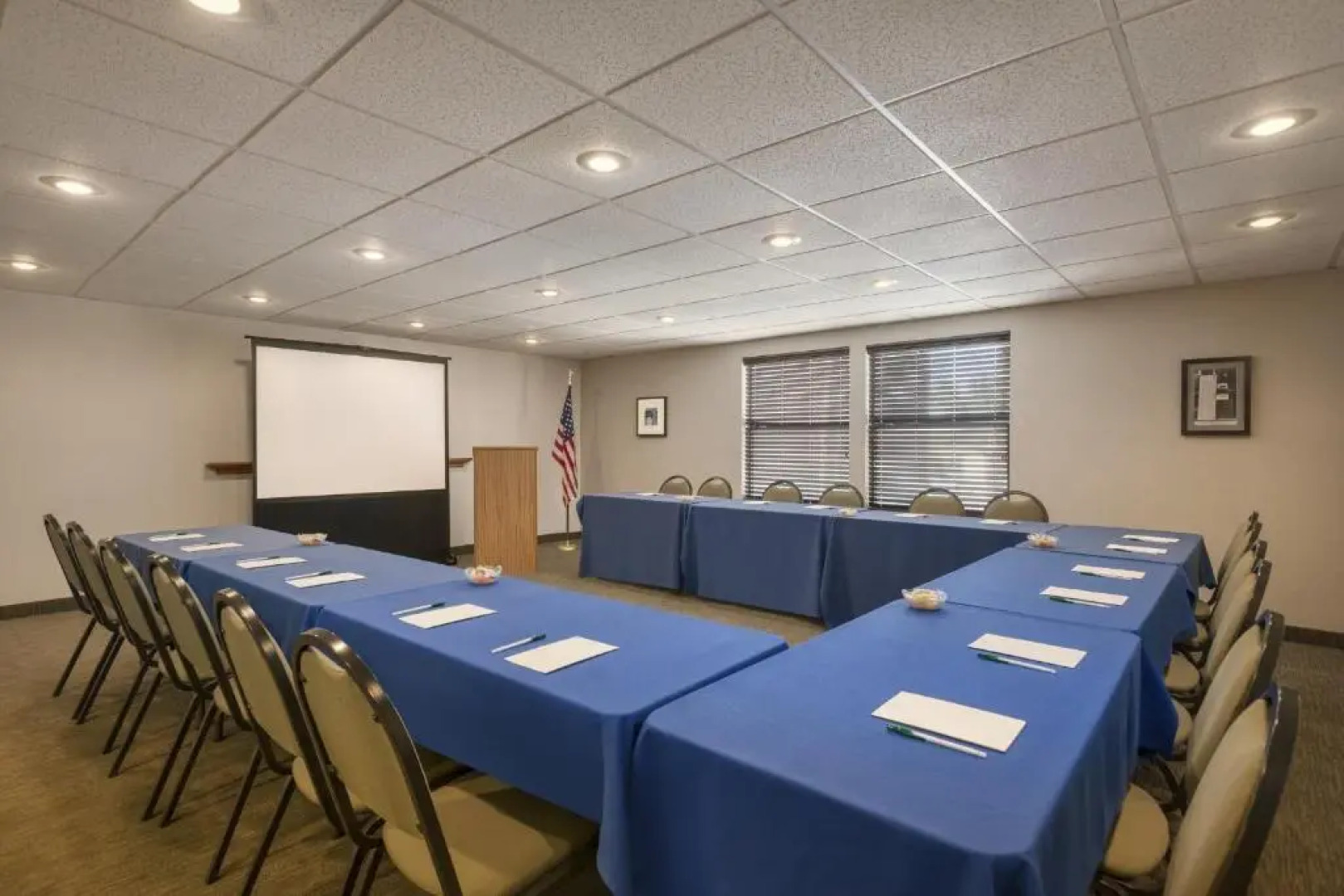 GreenTree Inn & Suites Phoenix Sky Harbor