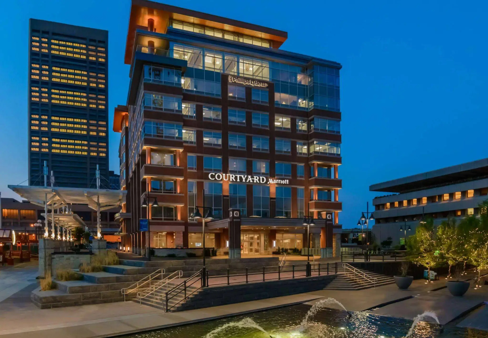 Courtyard Buffalo Downtown / Canalside
