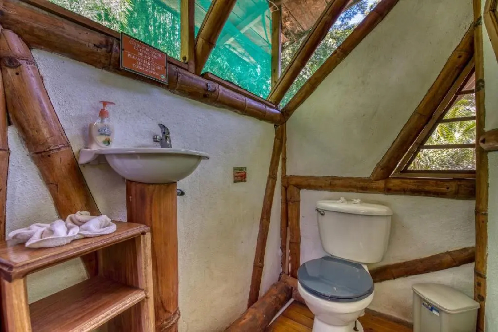 Tree House Beachfront Lodge