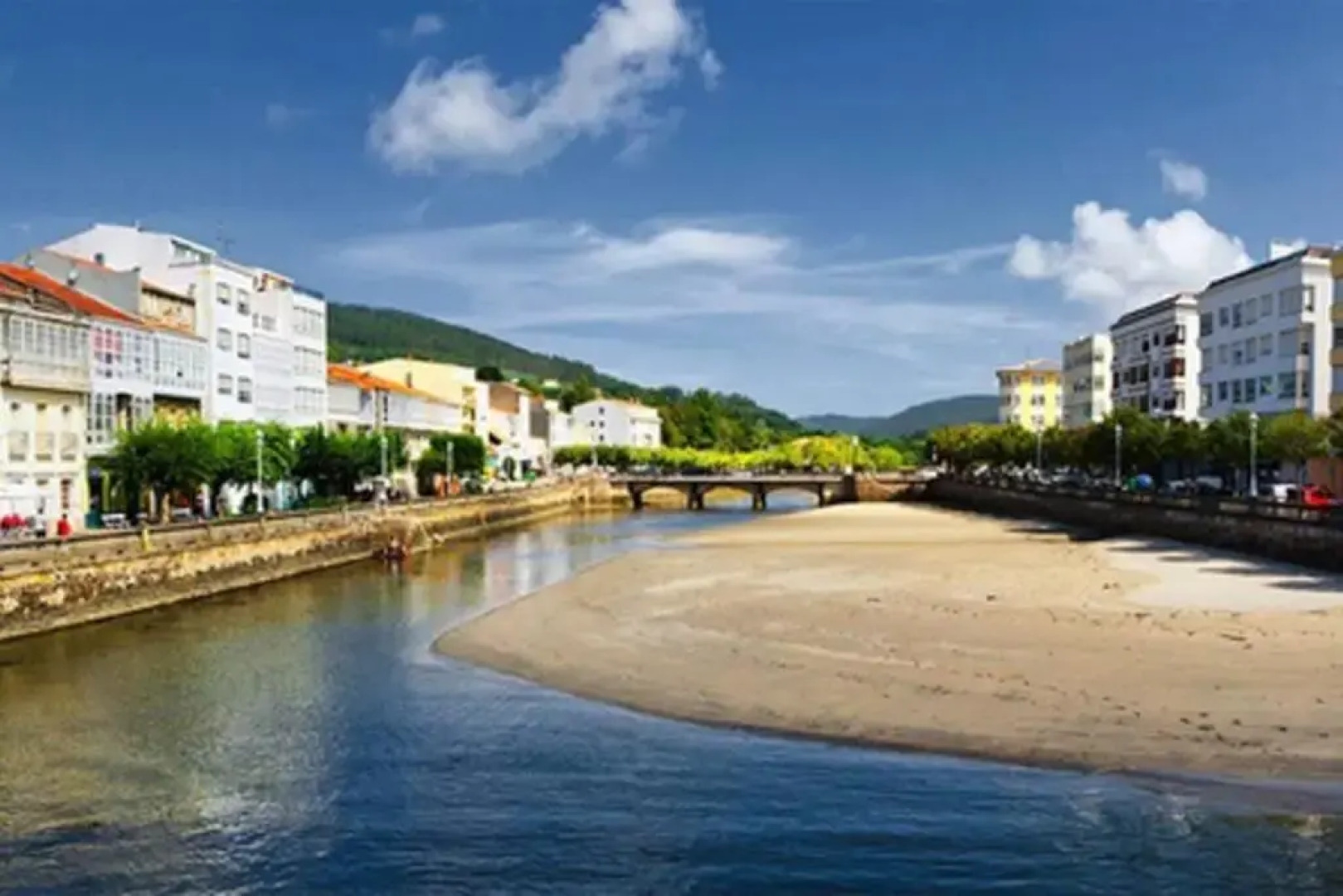 Mar azul en puerto azul