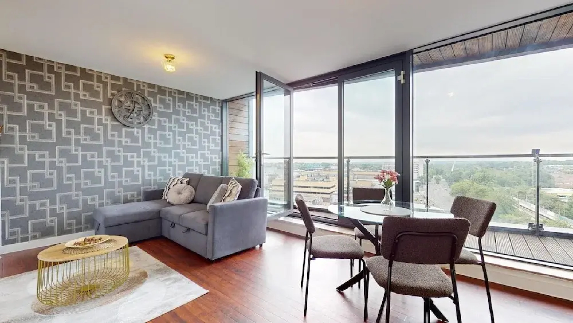 Basildon - 2 Bed Flat - Sleeps 5 - Near Station