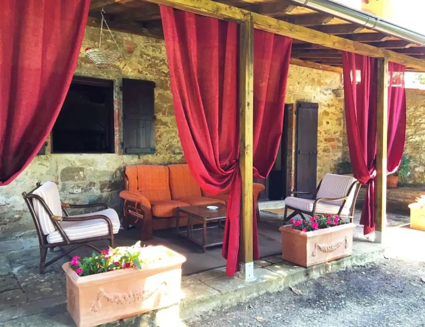 Stunning private villa for 6 guests with private pool, TV, pets allowed and parking