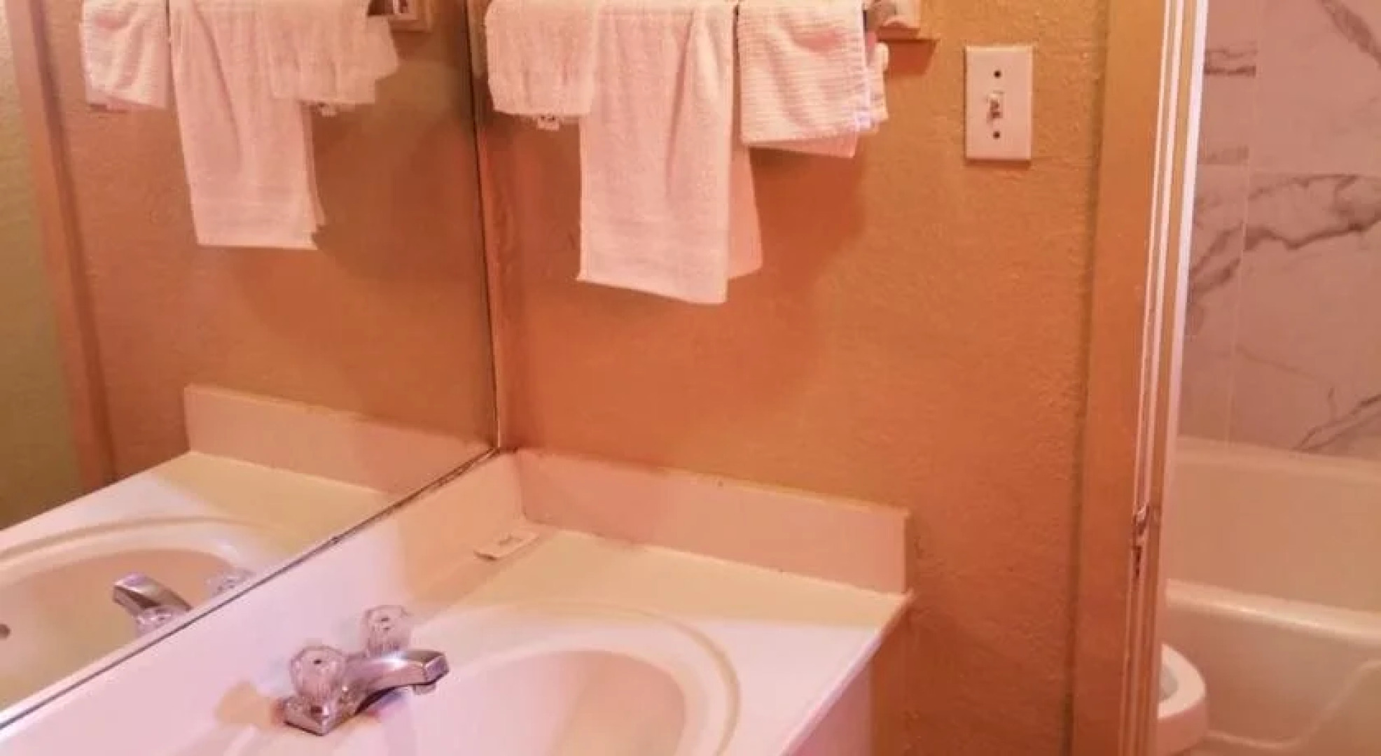 Trailway Motel