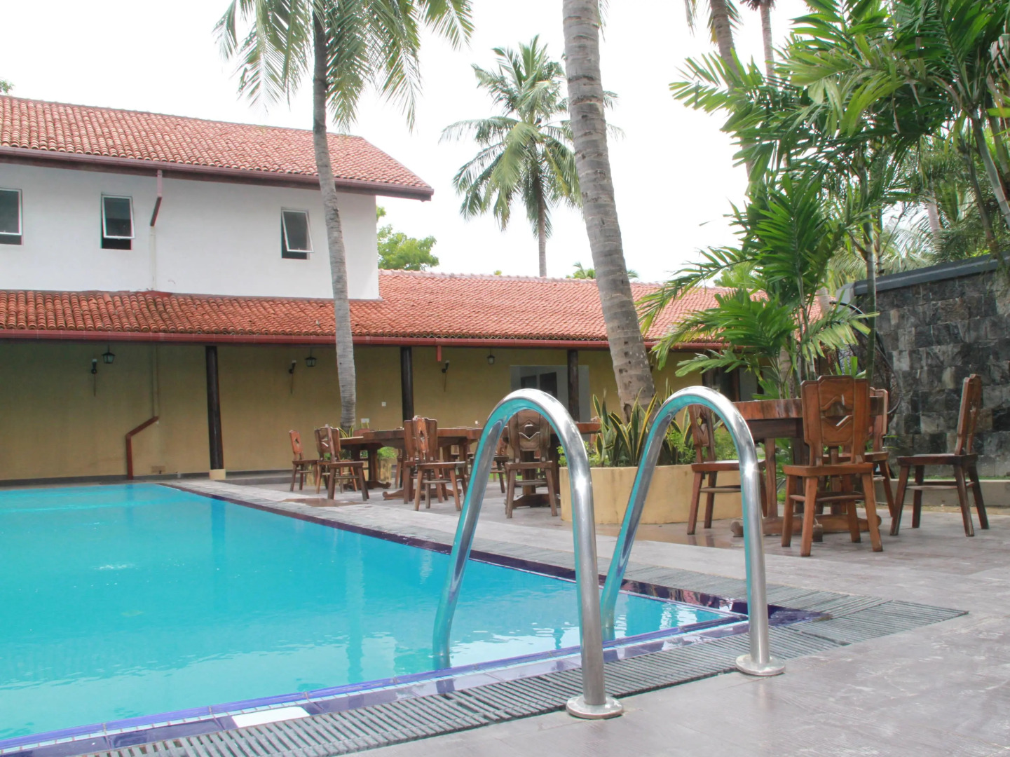 Earl's Red Passikudah