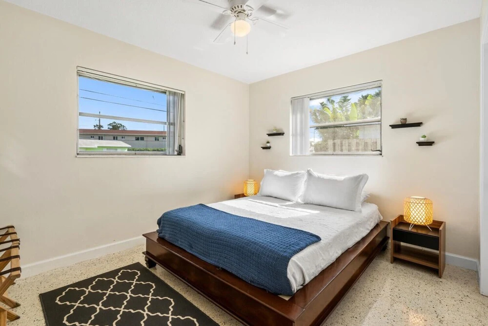 King /Queen Bed Mins from beach. Perfect get-away!