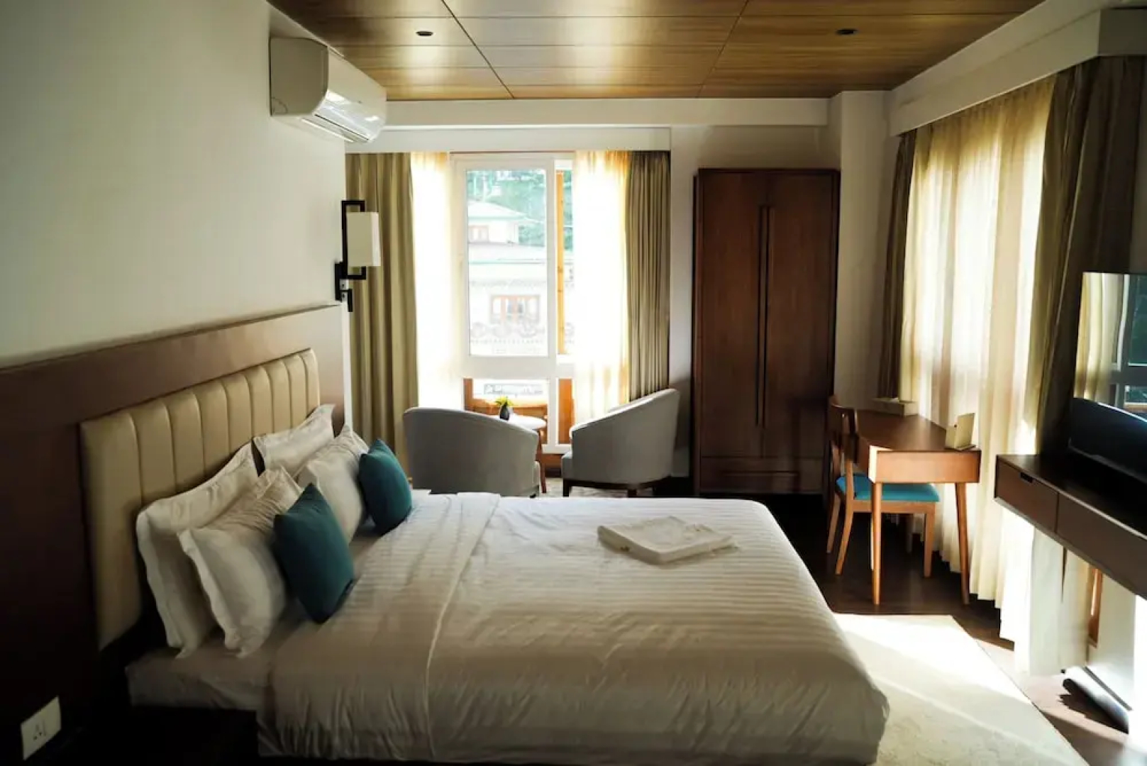 The 33rd Executive Suites