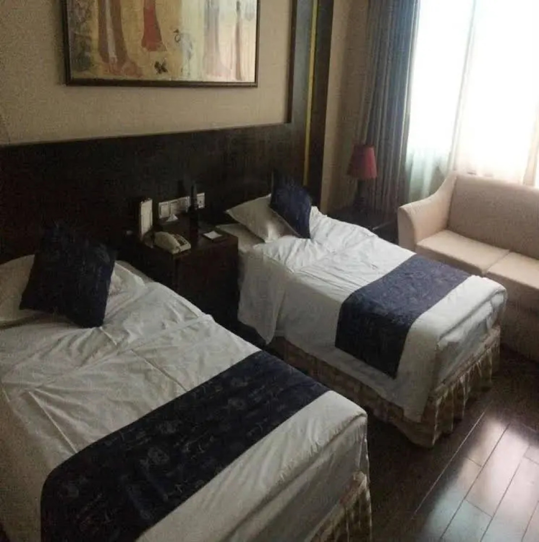 Red Crowned Crane Hotel