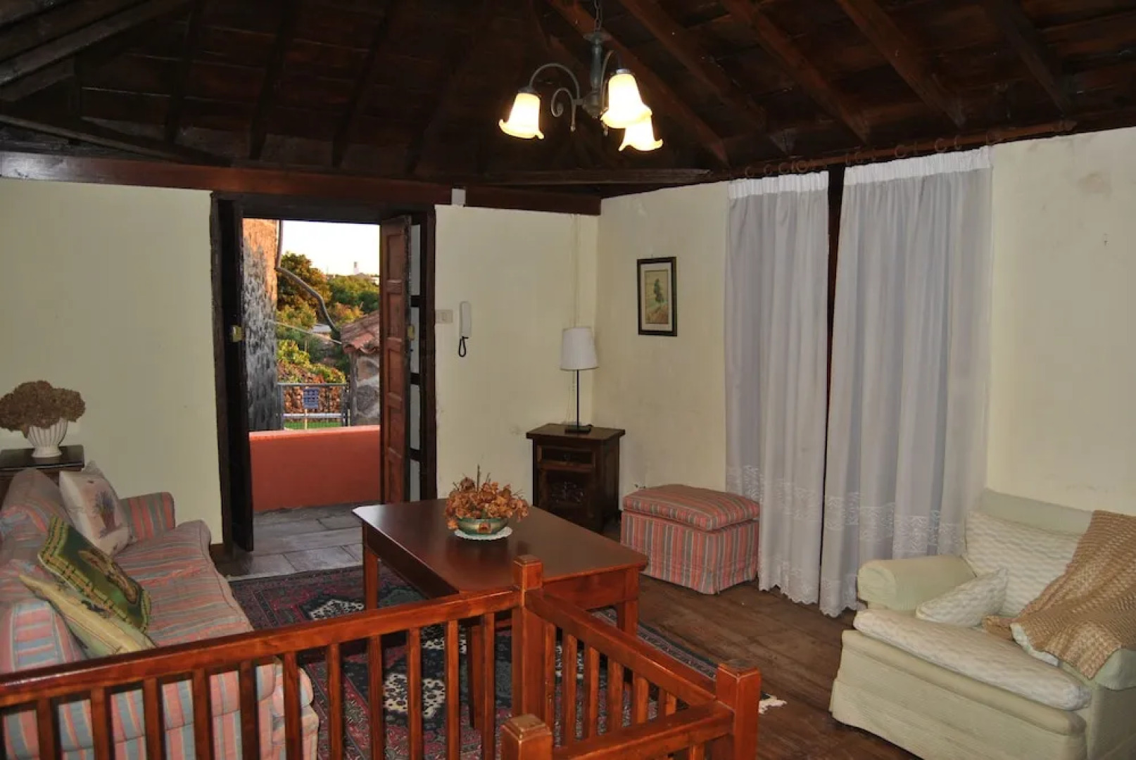 Casa Sombrero de Pico A by Isla Bonita