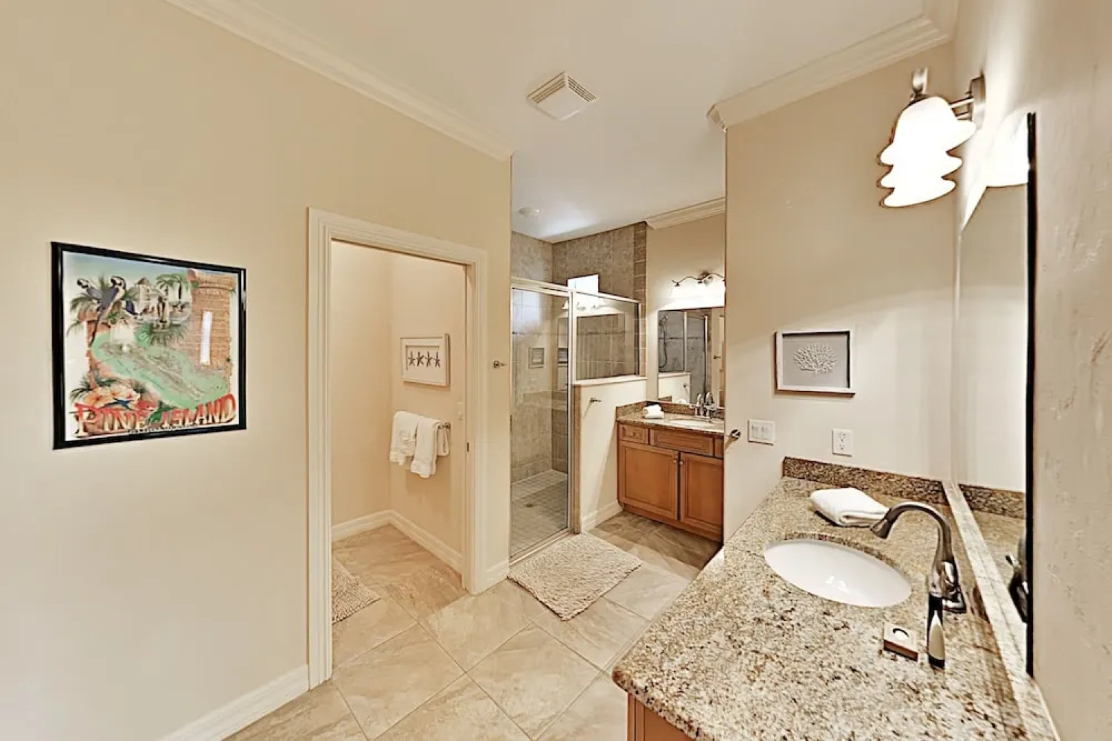 Canal House - 3 Br home by RedAwning