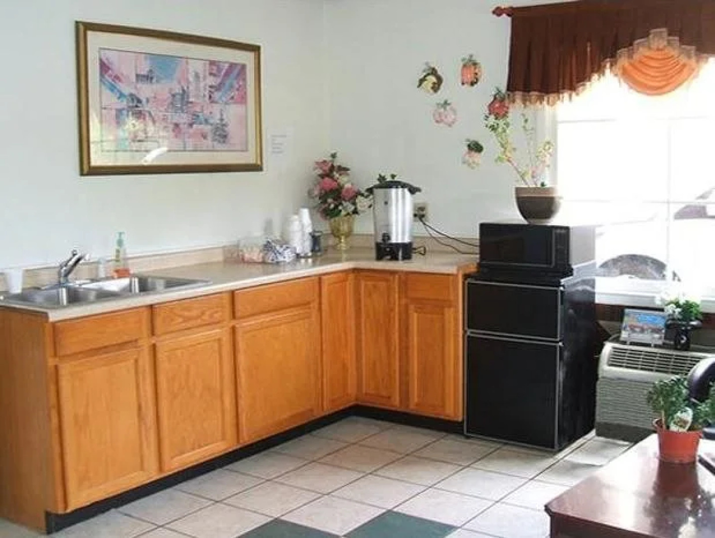 Scottish Inn & Suites