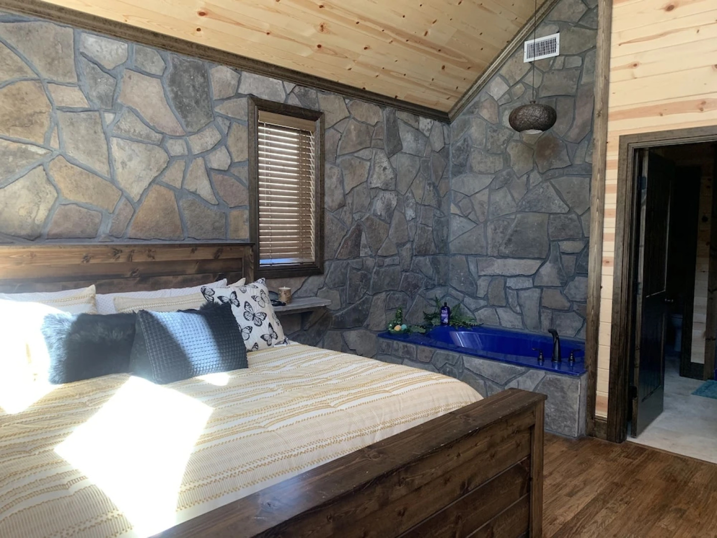 Standing Bear Studio Cabin With Hot Tub on the Deck by Redawning