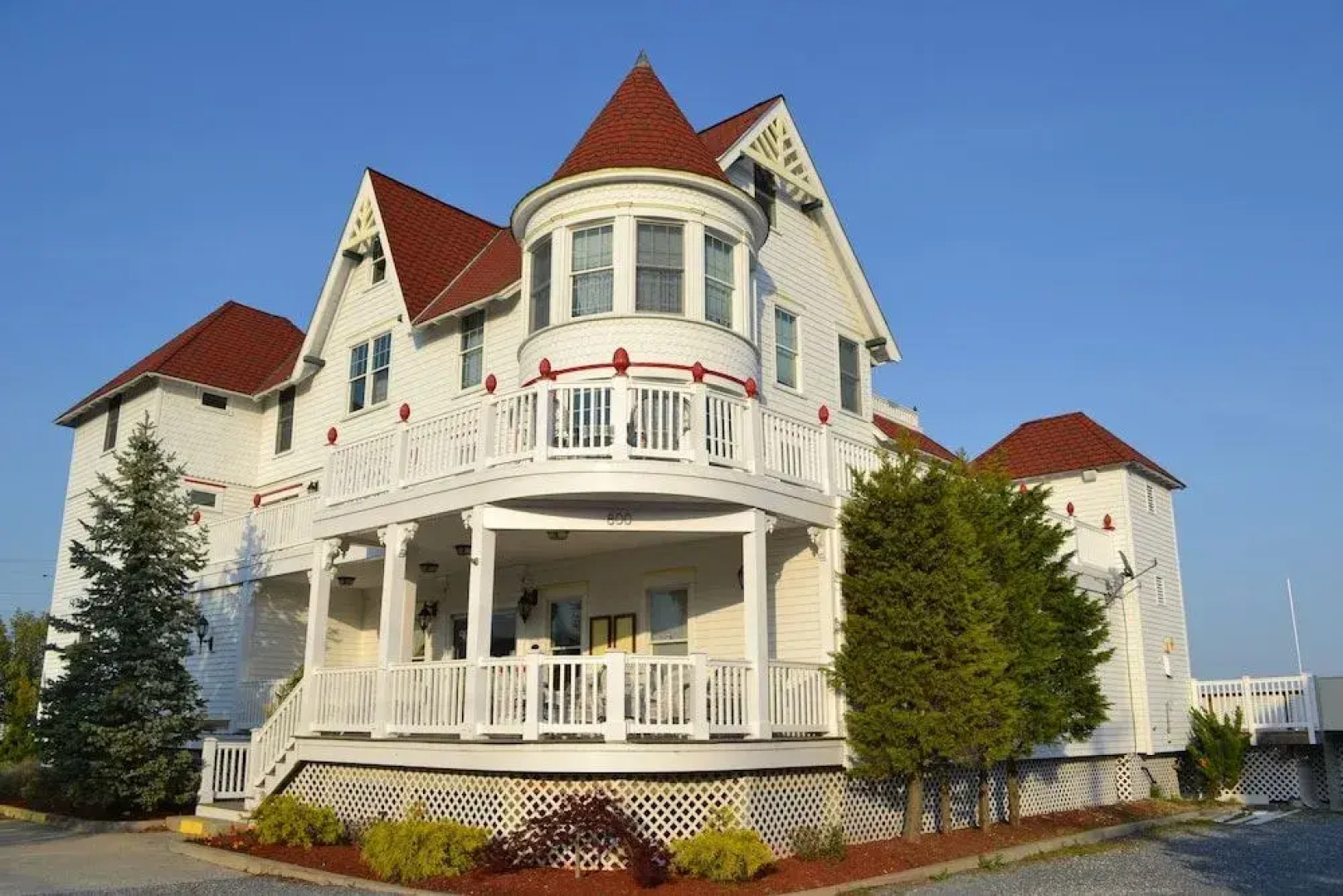 Tavern on the Bay Hotel & Marina