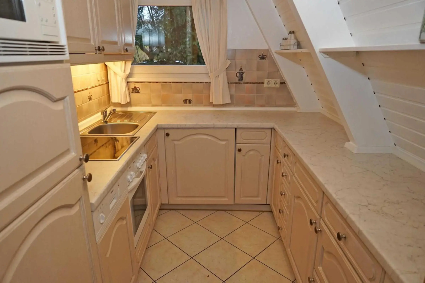 Zeltdachhaus _ grosse Terrasse _ m