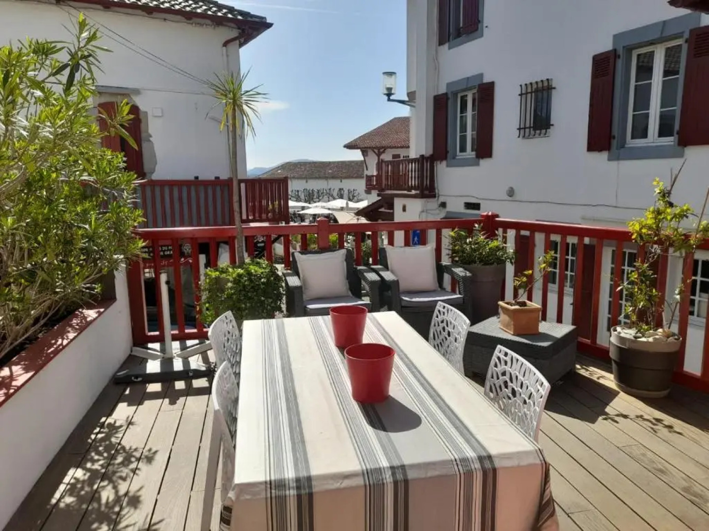 En plein coeur du village de Bidart et de ses commerces et à 200 mètres de la mer, un appartement T2 sympa