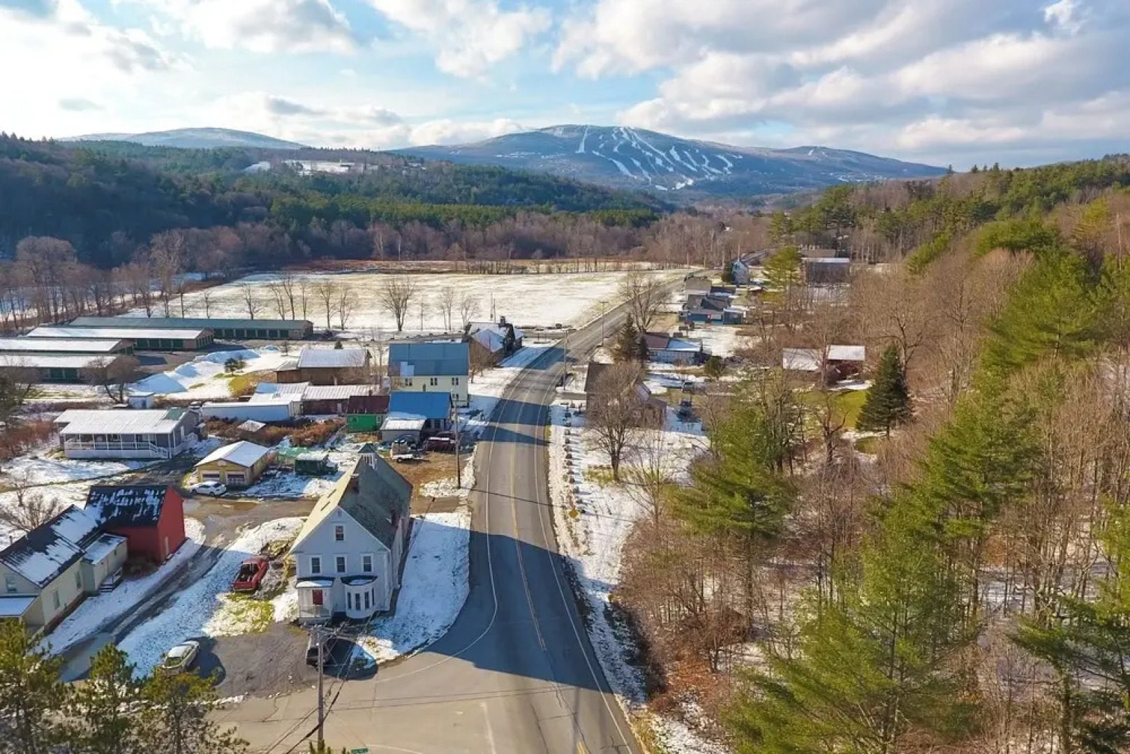 All-season Ludlow Apartment: 3 Mi to Okemo Resort!