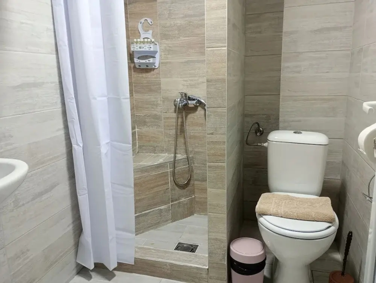 Sereni̇ta Stone House