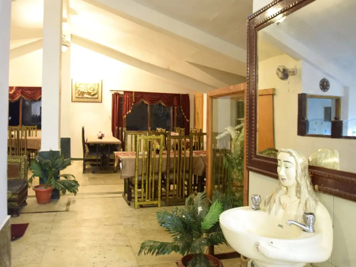 OYO 12527 Hotel Oak Valley