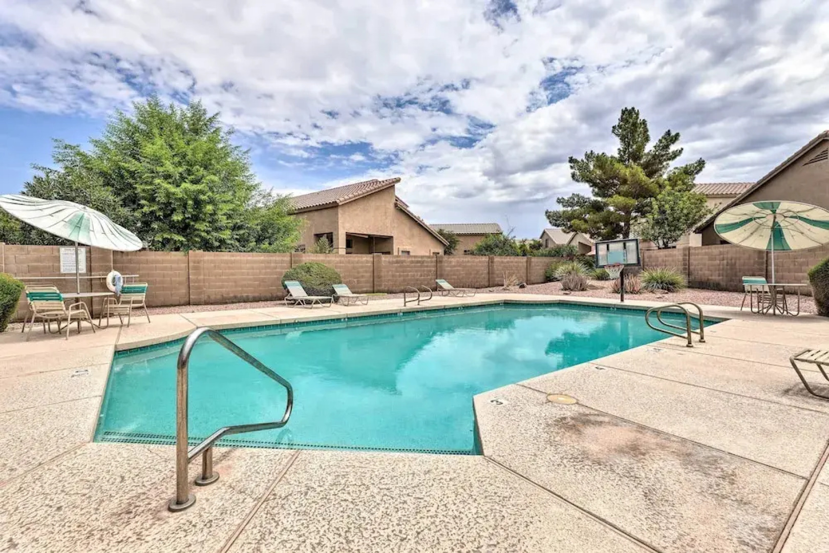 Beautiful Lakefront Peoria Home w/ Community Pool