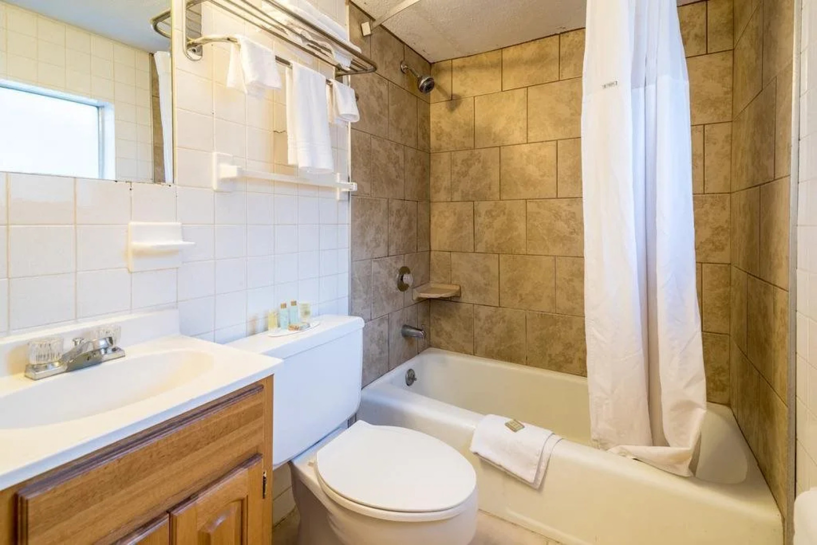 Red Carpet Inn & Suites - Albany Airport