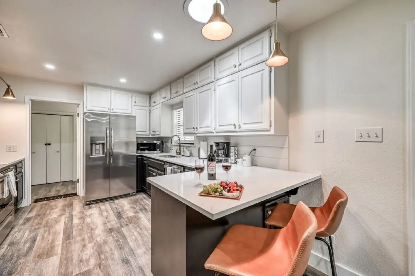 Modern Luxurious Home Near Main W/hot Tub-firepit!