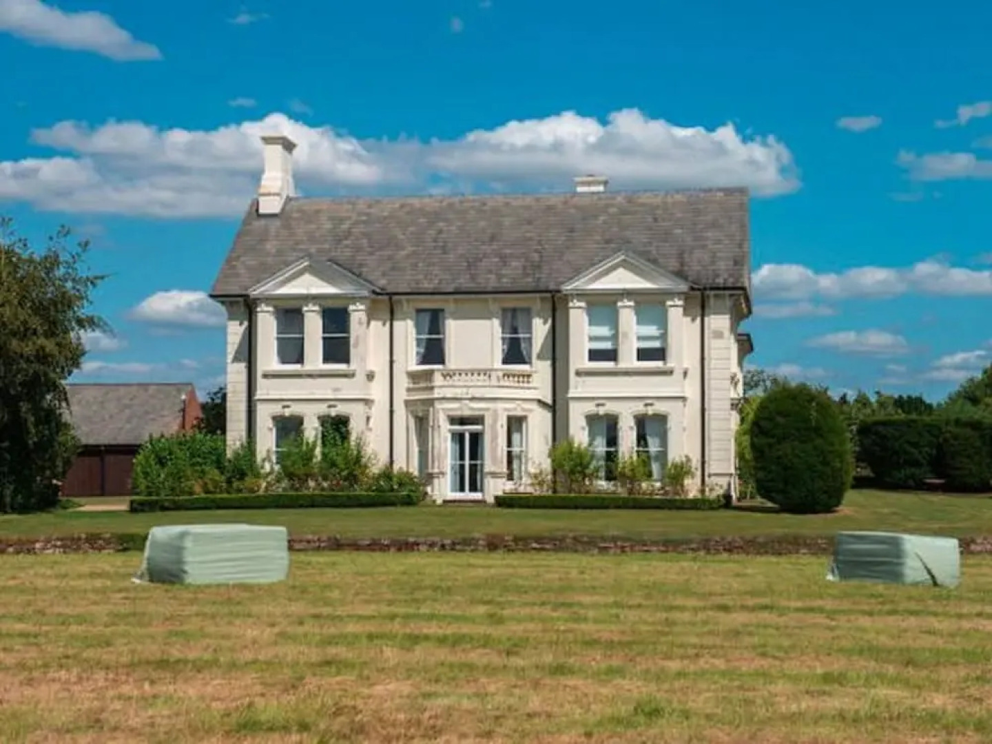 Lavish Holiday Home in Worcestershire With Jacuzzi